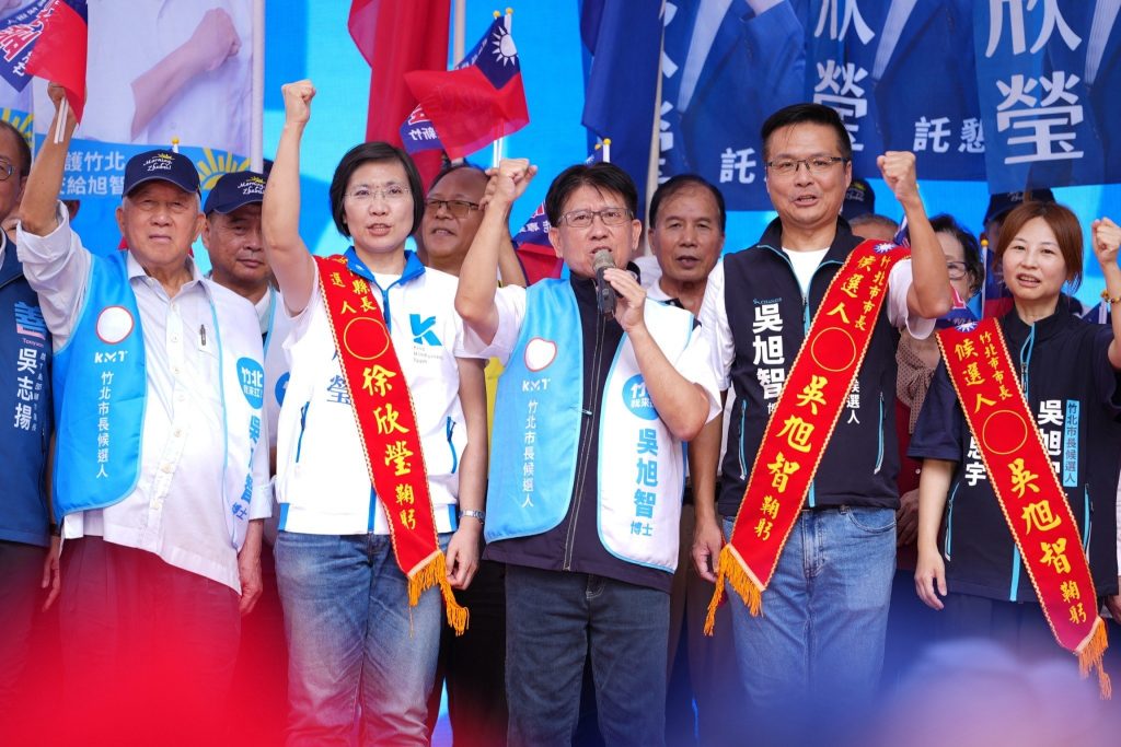 候選人與到場來賓握拳齊聲呼口號