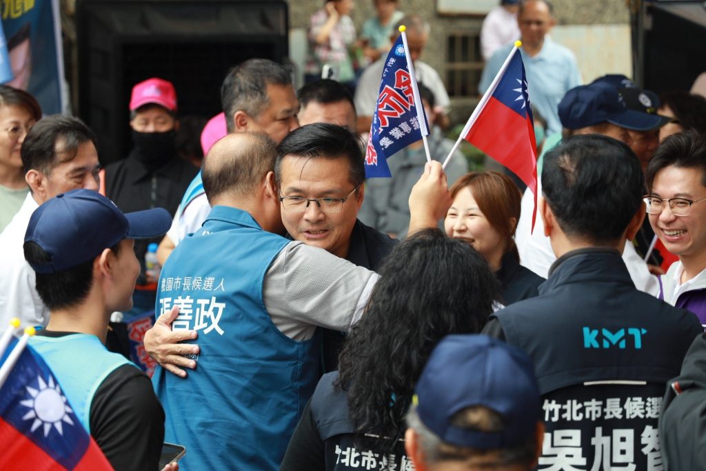 吳旭智與支持者熱情擁抱